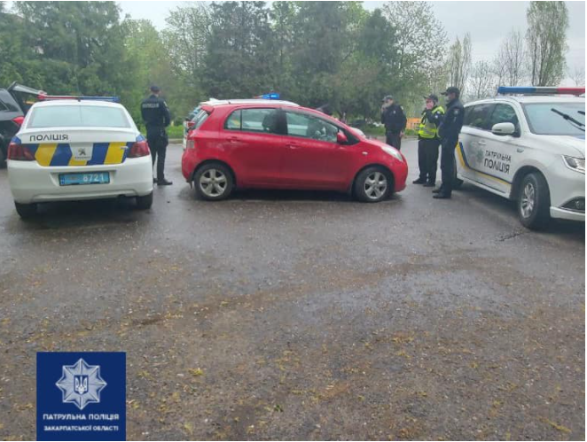 В Ужгороді агресивний водій намагався наїхати на патрульного поліцейського