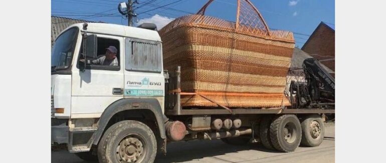 Пасхальний арт-об’єкт з Хустщини: велетенський кошик, сплетений в Ізі, потрапить до Книги рекордів України