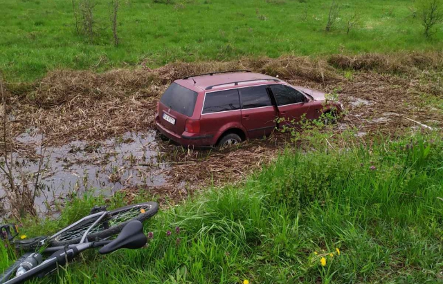Авто злетіло у кювет: автопригода на Мукачівщині