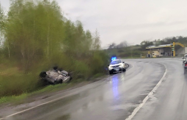 Поблизу Мукачева легковик перевернувся у кювет