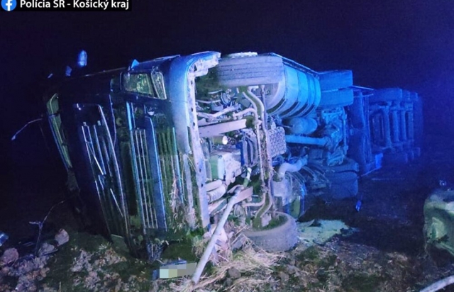 Автопригода у Словаччині: перекинулася вантажівка за кермом якої перебував водій українець