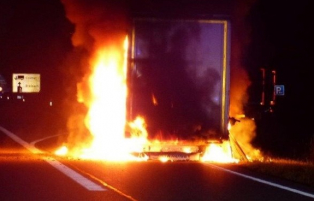 На Ужгородщині посеред траси загорілася вантажівка