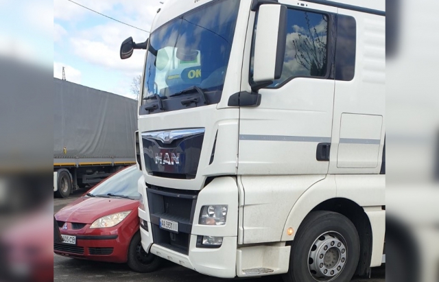 Аварія в Мукачеві: вантажівка зіткнулась із легковим автомобілем