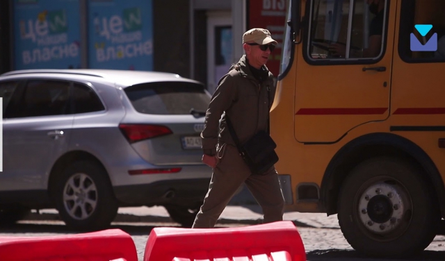 В центрі міста Мукачева невідомий чоловік почав руйнувати нові кільцеві розв’язки