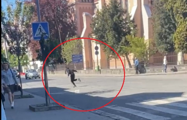 В центрі міста Мукачева чоловік у неадекватному стані лякав перехожих і руйнував смітники