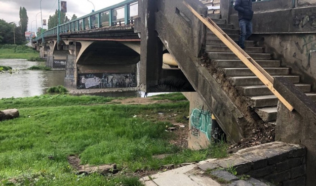 Обвалені поручні на мосту Масарика в Ужгороді: потрібно декілька тижнів аби відремонтувати