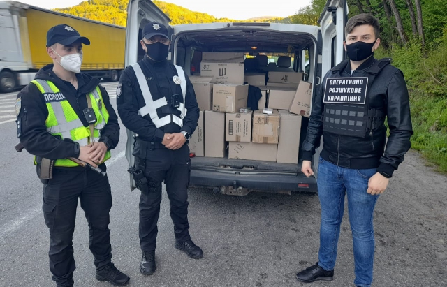 Понад 50 ящиків сигарет невідомого походження: у Нижніх Воротах затримали чоловіка з Клячанова
