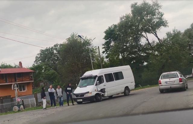 На Мукачівщині мікроавтобус влетів у відбійник