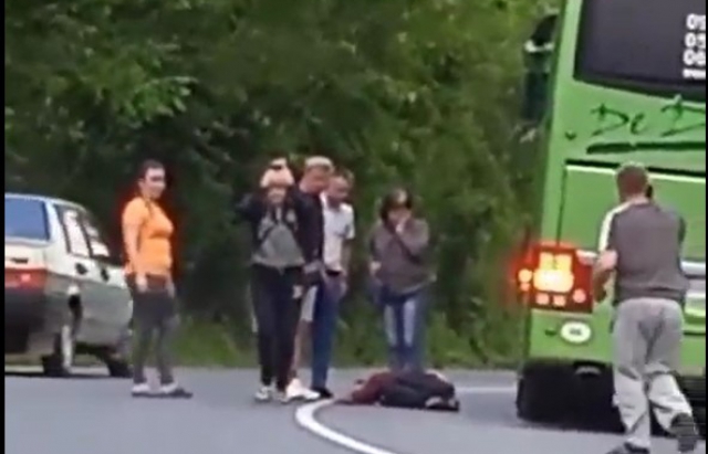Моторошна ДТП на Закарпатті: чоловік кидався під колеса транспорту