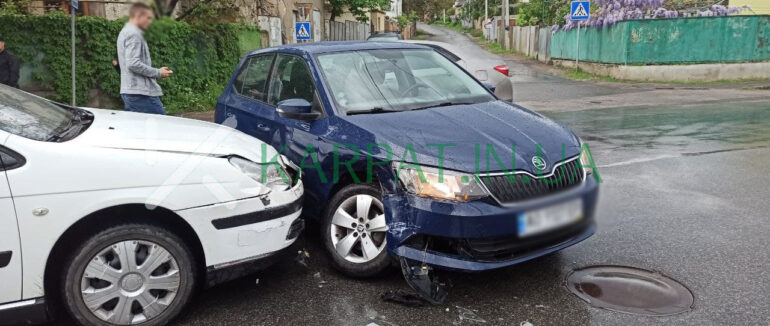 Дорожньо-траспортна пригода в Ужгороді: дорогу не поділили два легковики