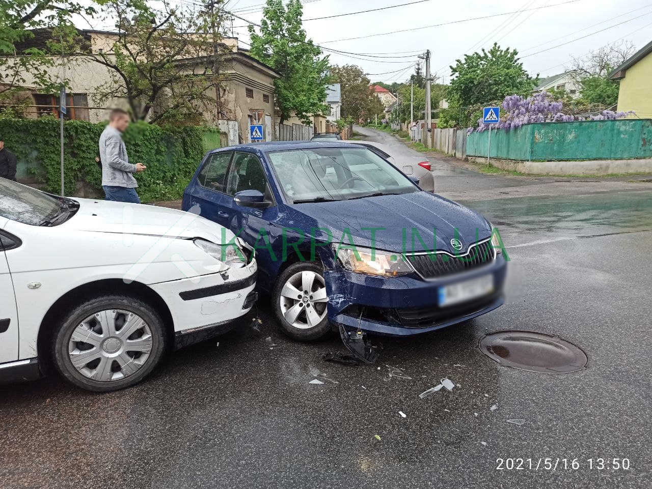 Дорожньо-траспортна пригода в Ужгороді: дорогу не поділили два легковики