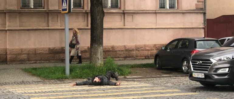 Курйоз дня: у Мукачеві невідомий впав посеред вулиці й утворив автозатор