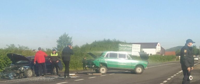 Ранкова ДТП на Мукачівщині: біля АЗС зіштовхнулися два легковики
