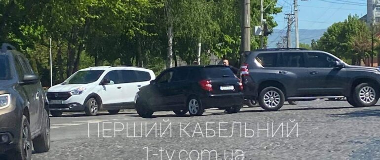 Автотроща у Мукачеві: на перехресті зіткнулися Skoda та Toyota