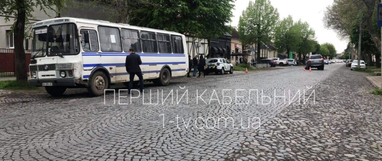 ДТП у центрі Мукачева: автівка в’їхала у рейсовий автобус