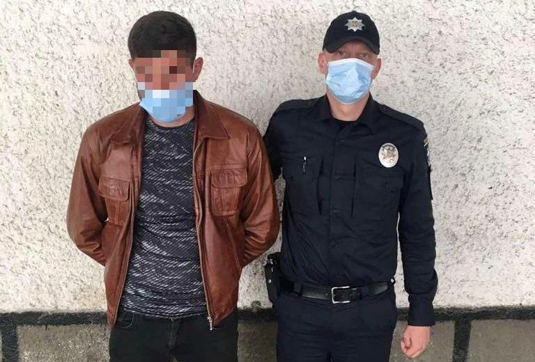 У Виноградові чоловік викрав у літньої жінки гаманець та телефон