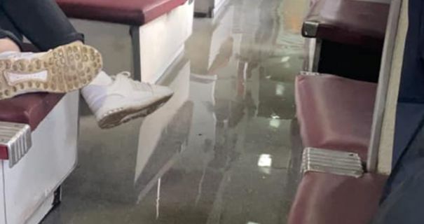 Потоп в плацкарті: у потязі Рахів-Одеса через прорив труби затопило вагон