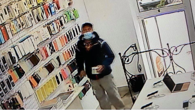 Зайшов, вкрав, пішов: в Ужгороді просять допомогти розшукати злодія за грошову винагороду