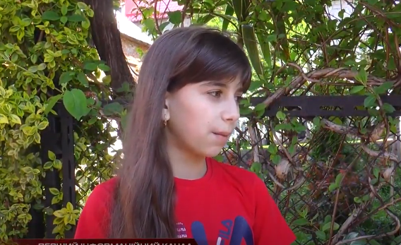 Закарпатська Рапунцель – як живе дівчина з волоссям довжиною майже метр (ВІДЕО)