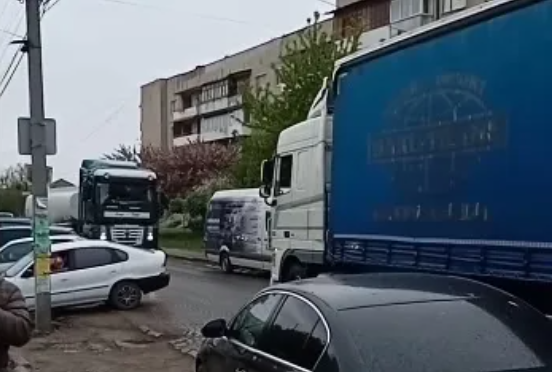 Щоденні розваги для водіїв вантажівок вулицями міста Виноградова