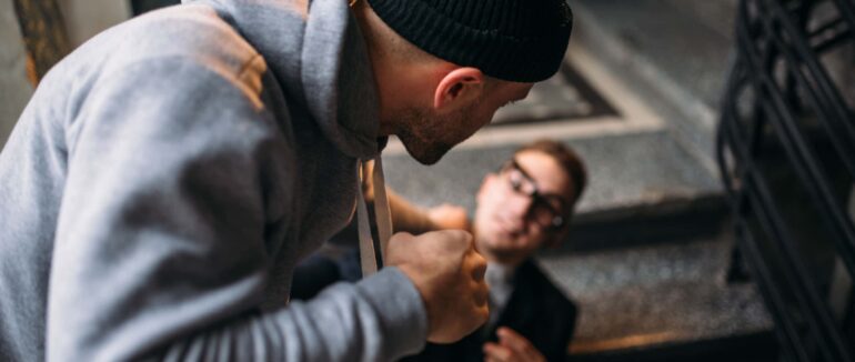 Розбійний напад в центрі Мукачева: чоловіка побили та пограбували невідомі