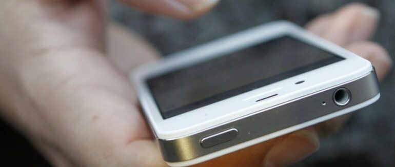 У Мукачеві посеред вулиці невідомий вихопив телефон з рук у місцевого жителя