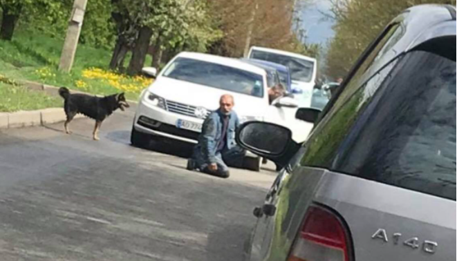 В Ужгороді нетверезий чоловік кидався під колеса автомобіля