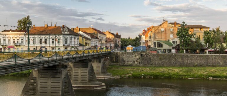 Ужгородський пішохідний міст вкрився тріщинами