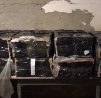 Великий сховок у підвалі: на Рахівщині у будинку жінки виявили величезну контрабанду