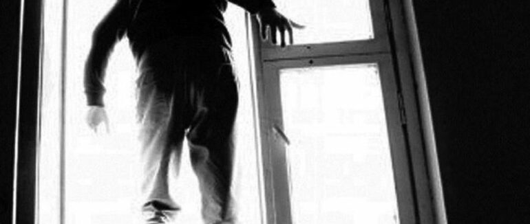 В Мукачеві з багатоповерхівки випав чоловік