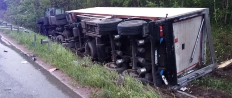 Ранкова автопригода на трасі “Київ – Чоп”: одна з фур опинилася у кюветі