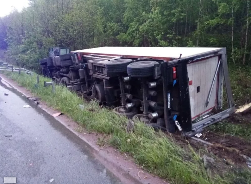 Ранкова автопригода на трасі "Київ - Чоп": одна з фур опинилася у кюветі