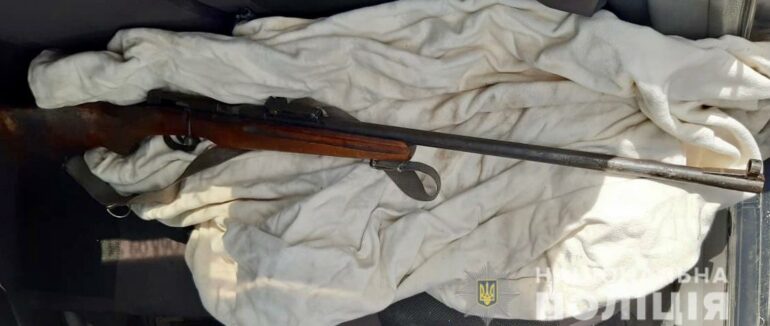 Зброя без дозволу: у Іршаві поліція вилучила малокаліберну гвинтівку у 48-річного водія
