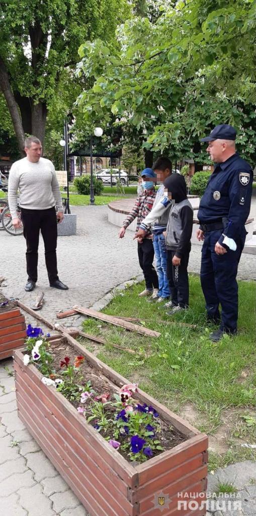 Поліція міста Берегова оперативно встановили осіб, які вранці понищили клумби та лавочки у центрі міста