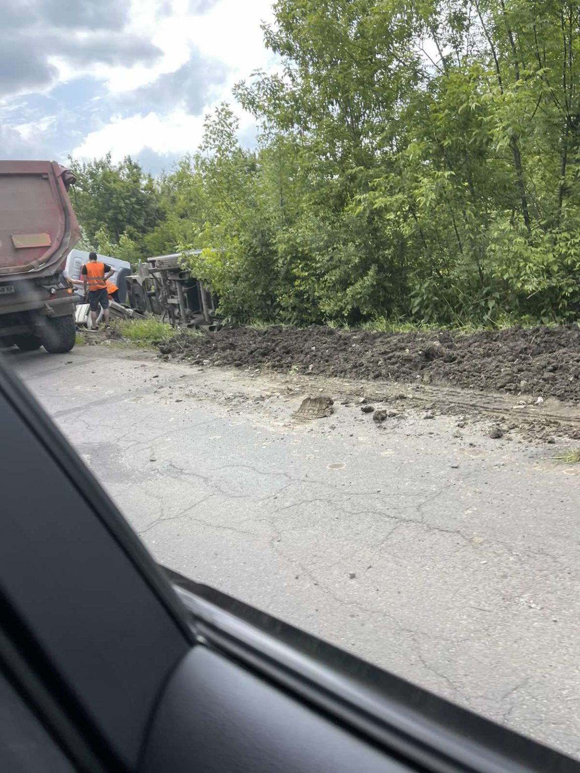 Аварія на Мукачівщині: вантажівка опинилась у кюветі