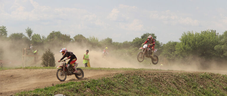 Яскраві змагання в Ужгороді: змагались найкращі мотогонщики України