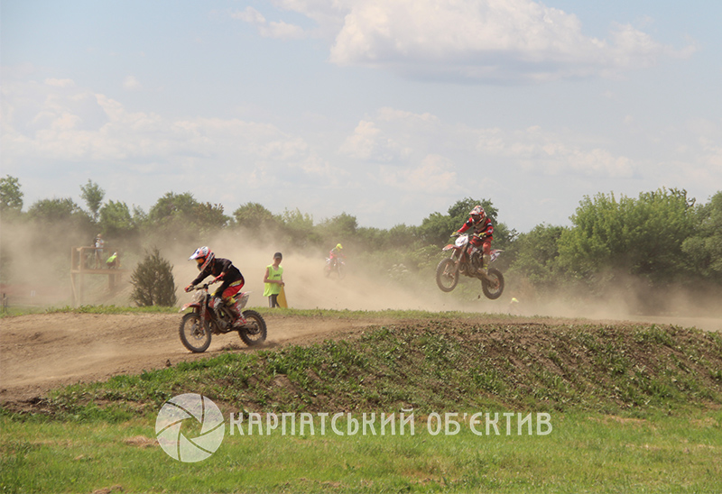 Яскраві змагання в Ужгороді: змагались найкращі мотогонщики України