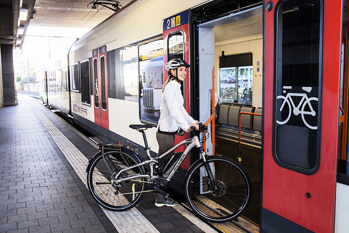 Електричка адаптована під перевезення велосипедів: відсьогодні починає курсувати електропоїзд Львів-Мукачево-Львів