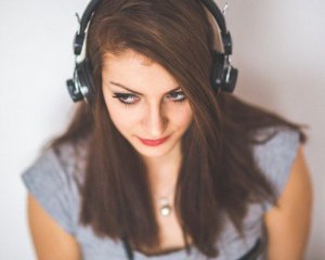 Чи корисно слухати музику перед сном: що показали дослідження