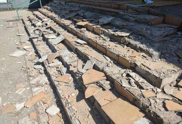 Вандалізм від ромського населення в Ужгороді: роми вщент потрощили сходи супермаркета