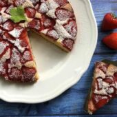 Простий рецепт полуничного пирога із корицею