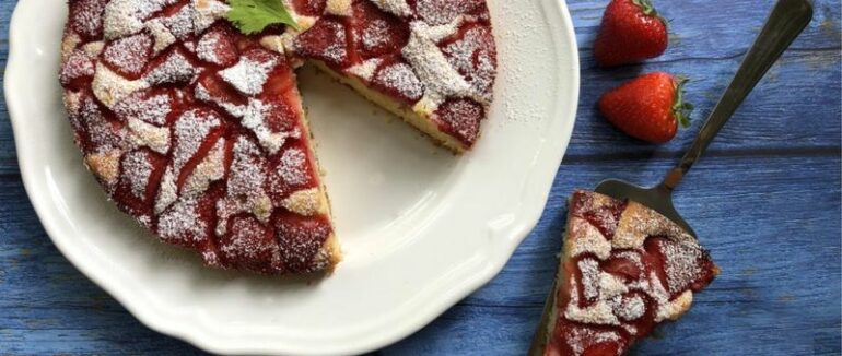 Простий рецепт полуничного пирога із корицею