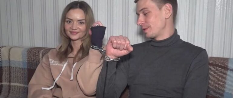 Скували себе кайданами, але не допомогло: пара з Харкова оголосила про розлучення