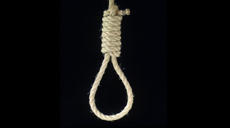 На Закарпатті дівчина вкоротила собі віку через приниження вітчима