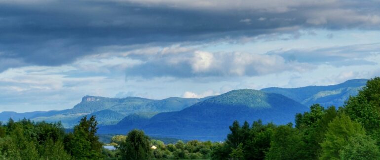 На Закарпатті попереджають про пожежну небезпеку та вдень місцями грози