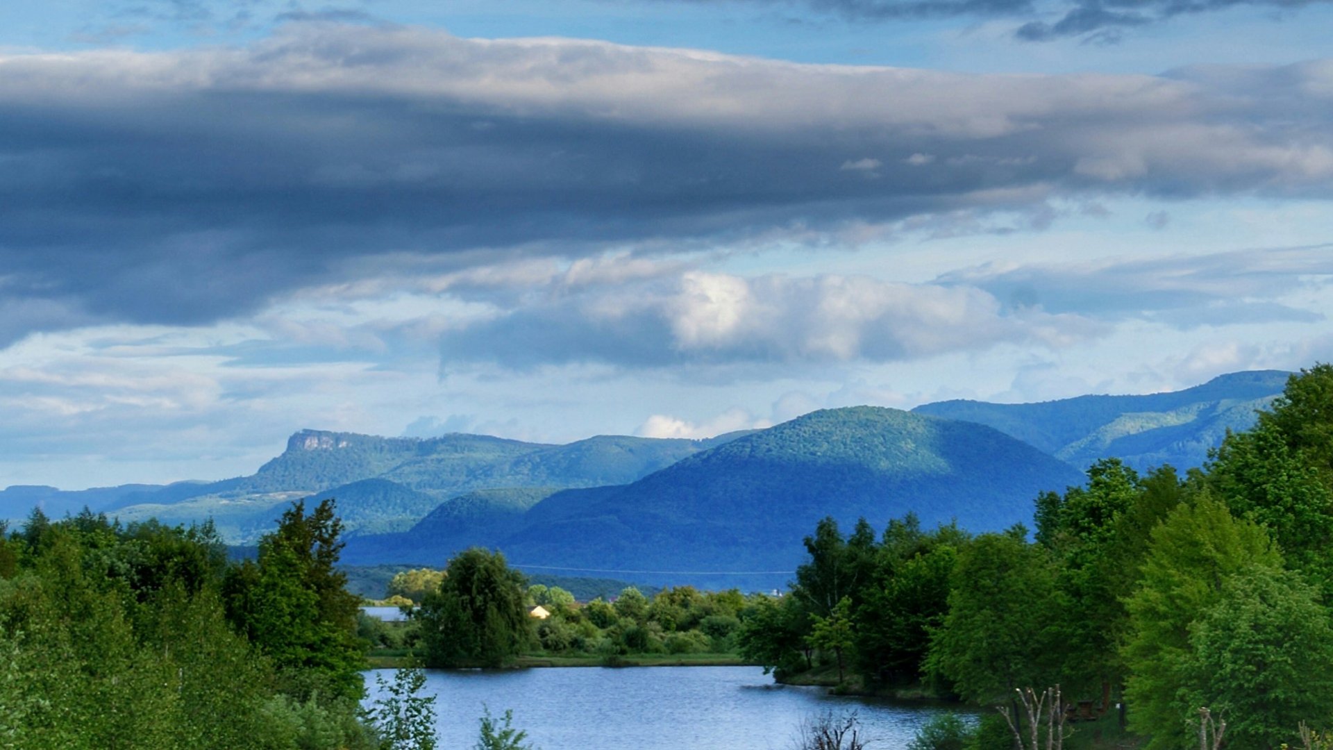 На Закарпатті попереджають про пожежну небезпеку та вдень місцями грози