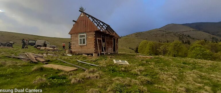 На Рахівщині збудували мисливський будиночок: він служитиме прихистком для мисливців і туристів