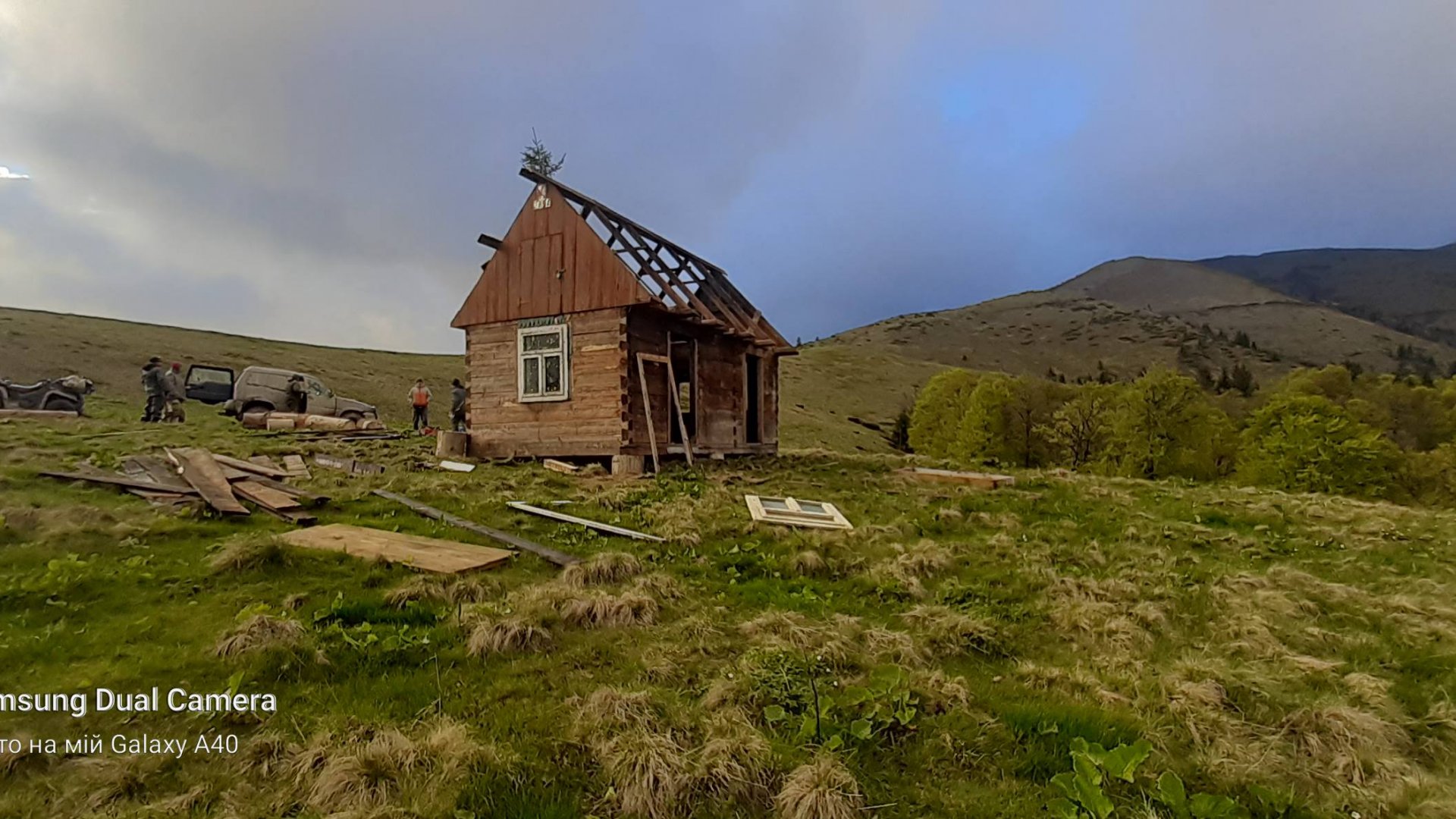 На Рахівщині збудували мисливський будиночок: він служитиме прихистком для мисливців і туристів