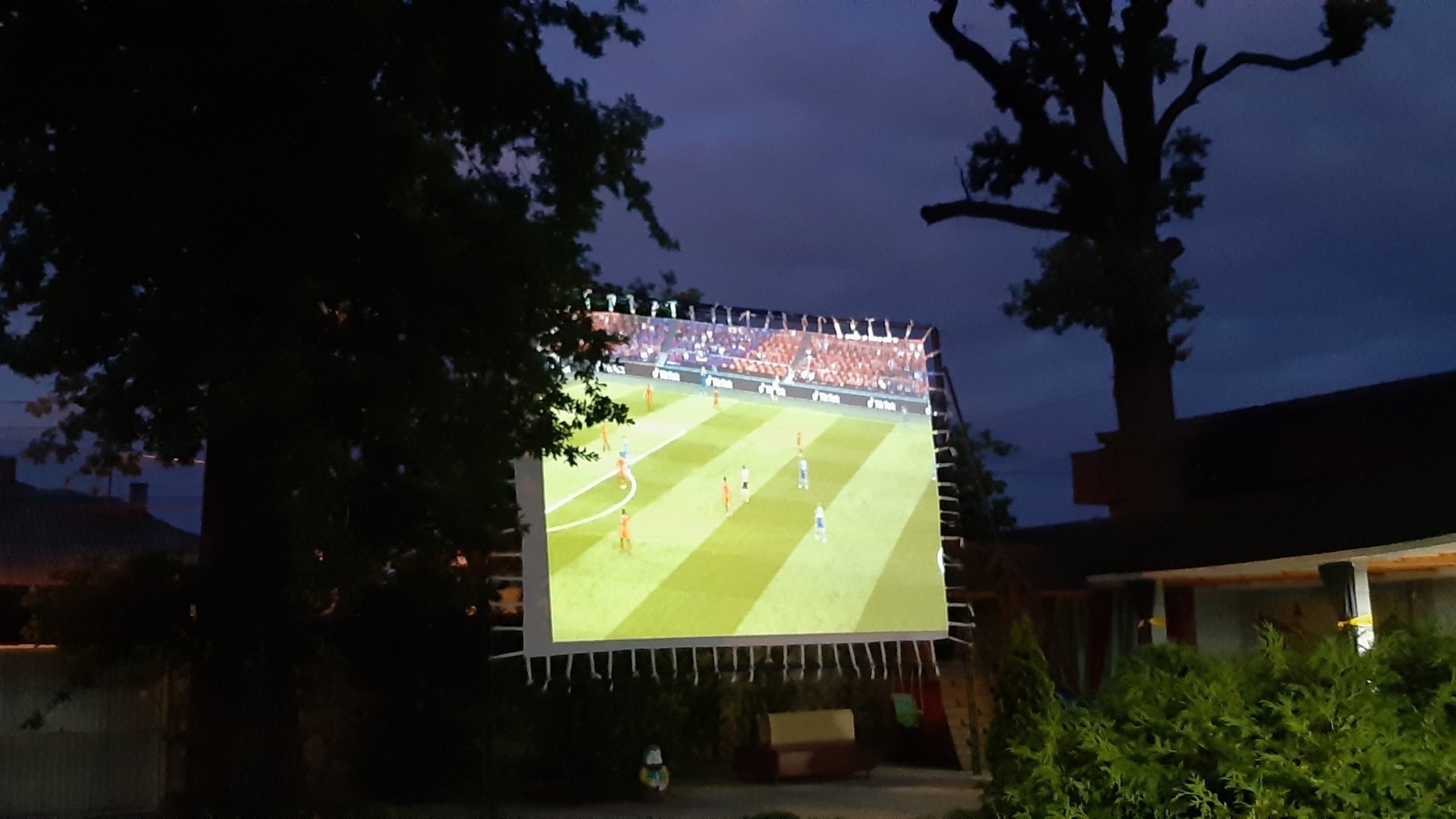 Що не зробиш для вболівальників: на Закарпатті відкрили фан-зону Євро-2020 з найбільшим екраном