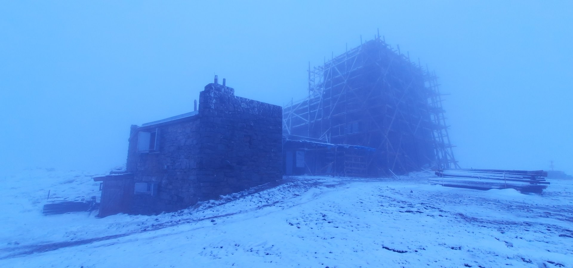 Нульова температура: на Рахівщині цієї ночі випав сніг